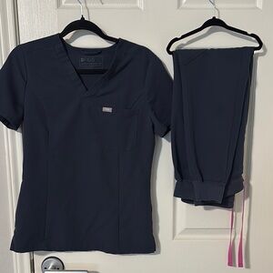 Figs harbour gray Scrub Ensemble